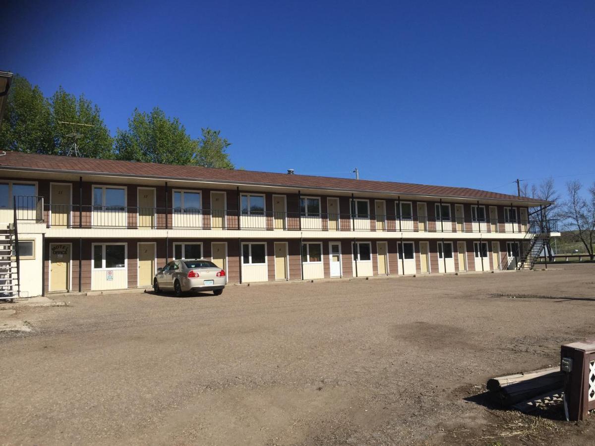 Jolly Giant Pub & Motel Willow Bunch Exterior photo